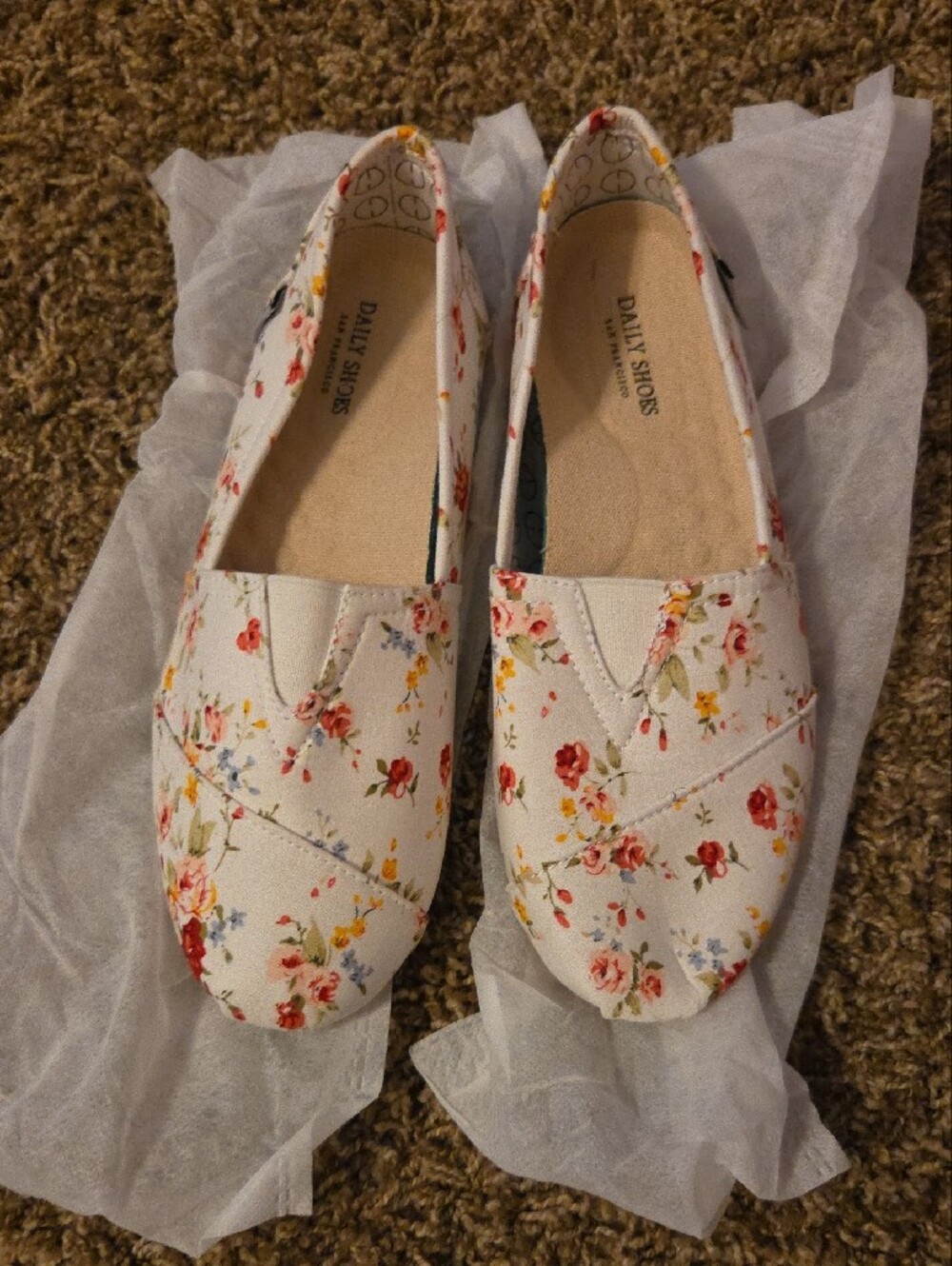 Women’s Floral Slip-On Flats in Ivory with Rose Print - Picture 2 of 6